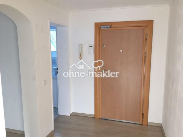 Flur mit Wohnungstür