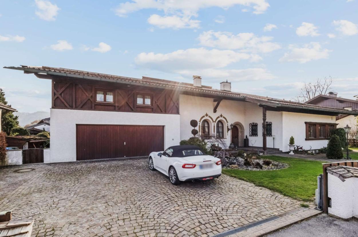 Einfahrt mit Garage