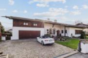 Einfahrt mit Garage