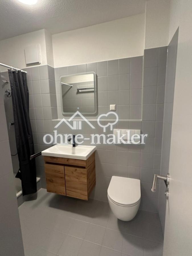 Badezimmer mit Dusche und WC