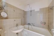 Badezimmer mit Badewanne