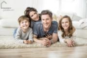 Glückliche Familie mit Kind