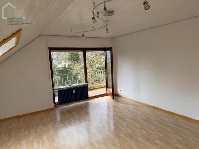 Wohnzimmer mit Balkonzugang