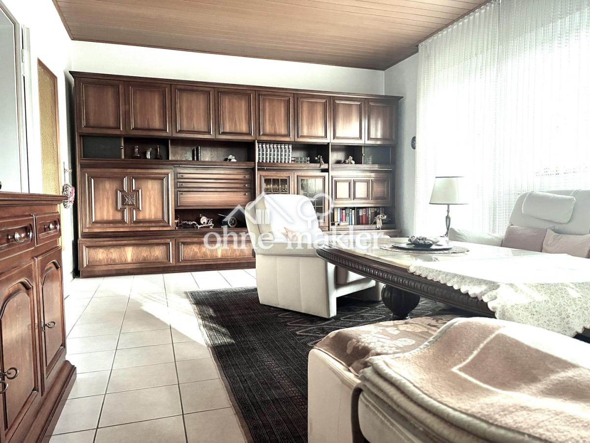 Wohnzimmer mit Balkon