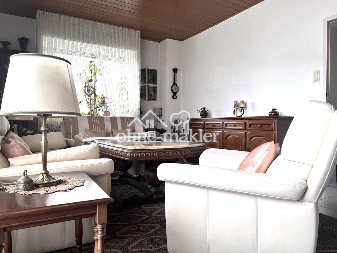 Wohnzimmer mit Balkon