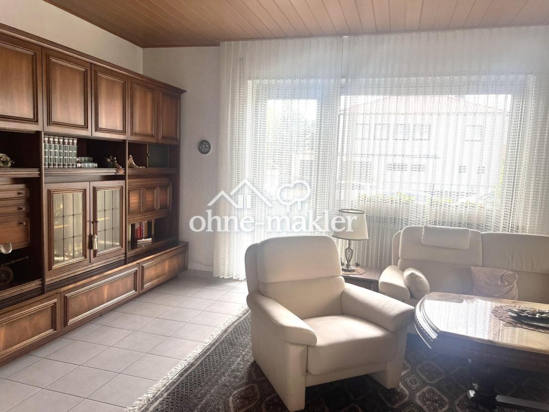 Wohnzimmer mit Balkon