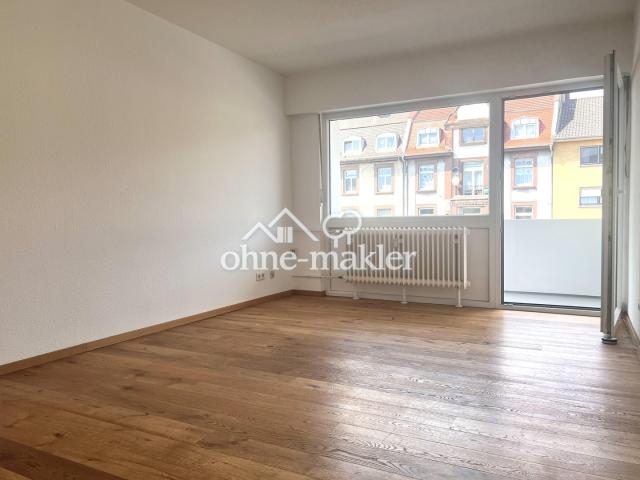 Wohnzimmer mit Balkon