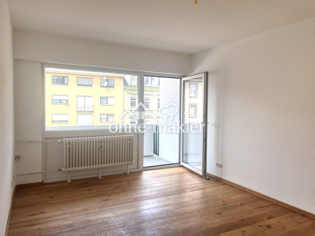 Wohnzimmer mit Balkon