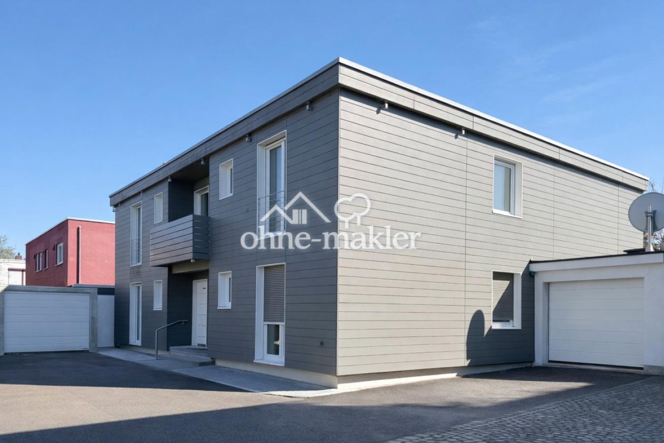 Zufahrt mit den Garagen