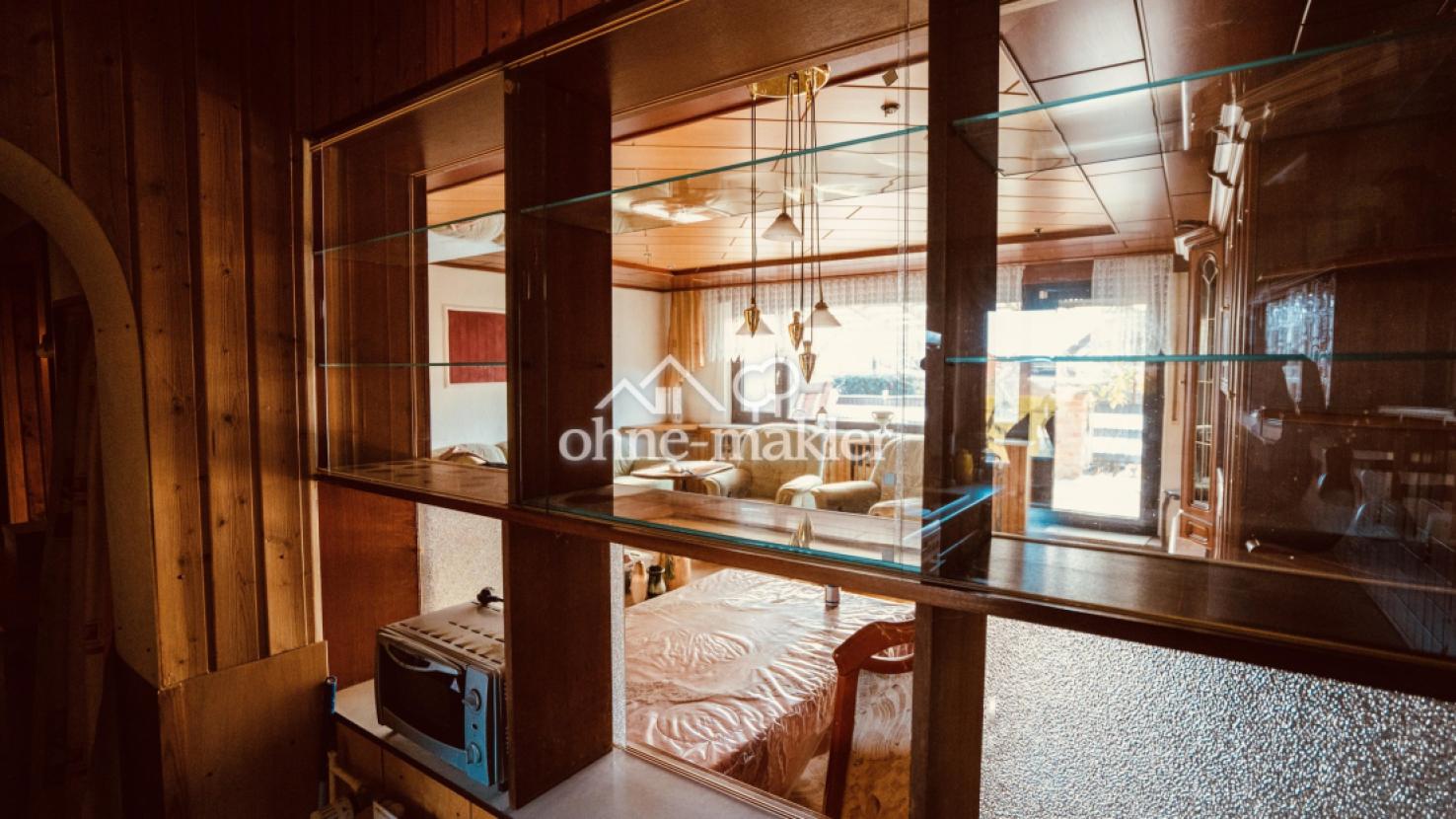 Blick von Küche in Wohnzimmer