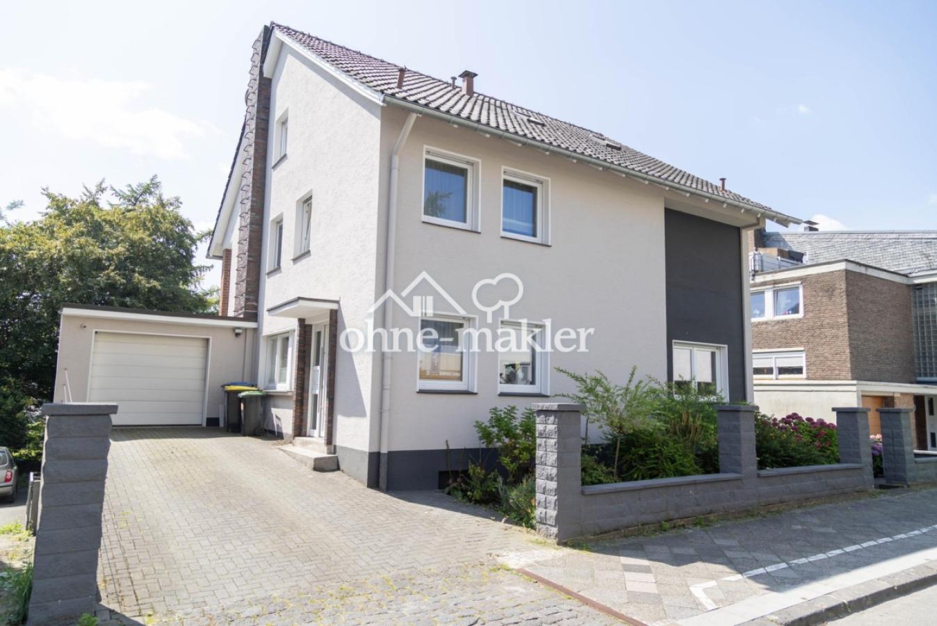 Strassenansicht mit Garage