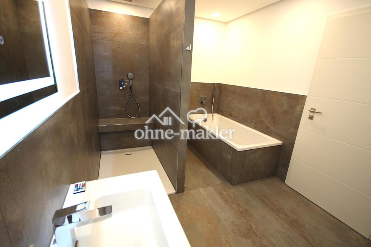 Bad mit Dusche und Badewanne