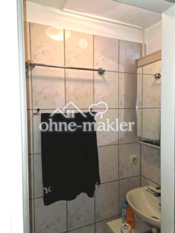 Bad mit Dusche und Waschbecken