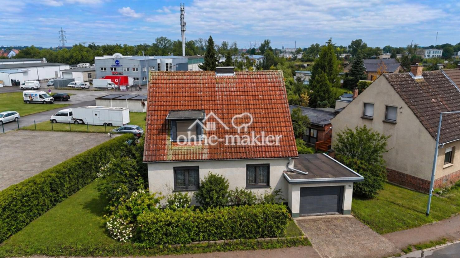 Außenansicht mit Grundstück Er