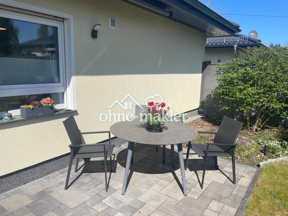 große Terrasse mit Tisch 