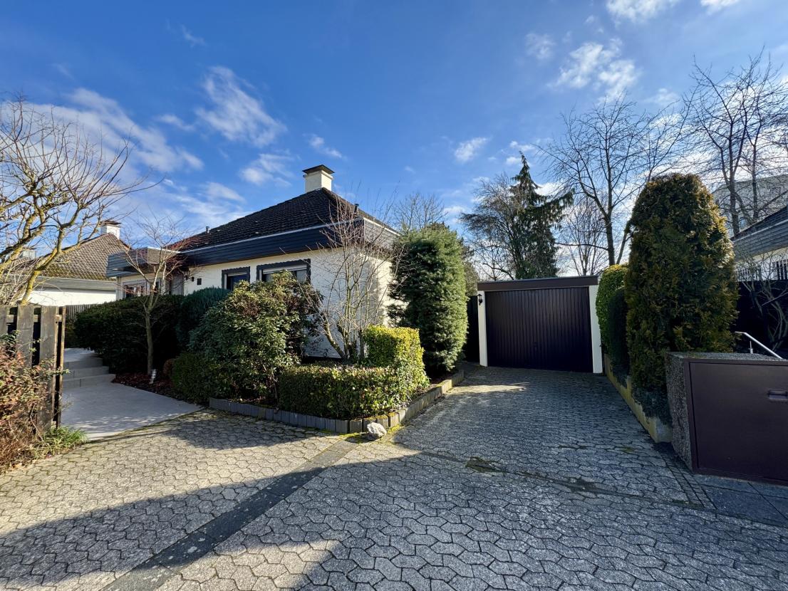 Ansicht mit Garage