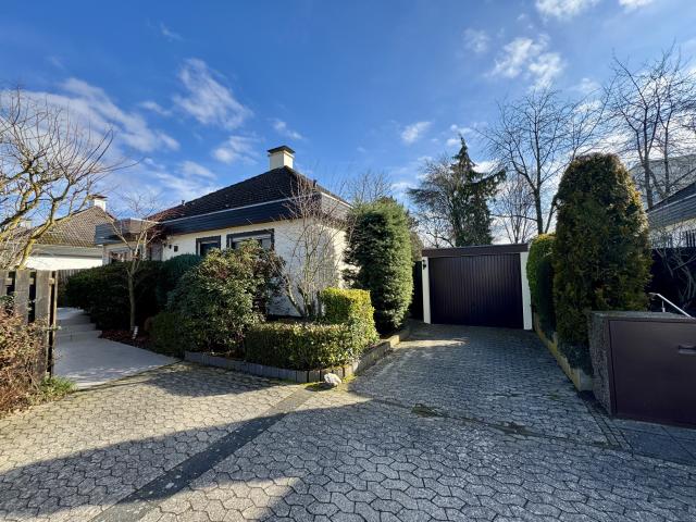 Ansicht mit Garage