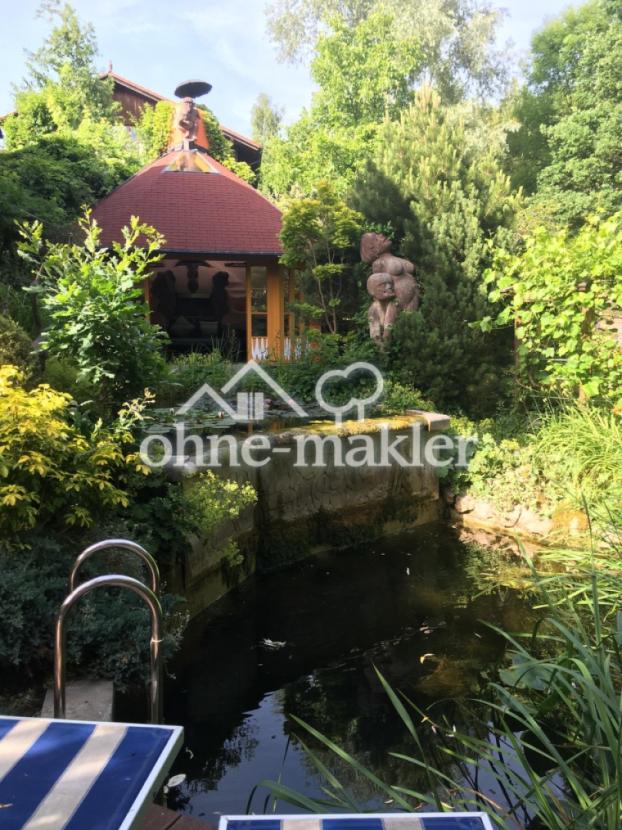 Schwimmteich und Pavillon