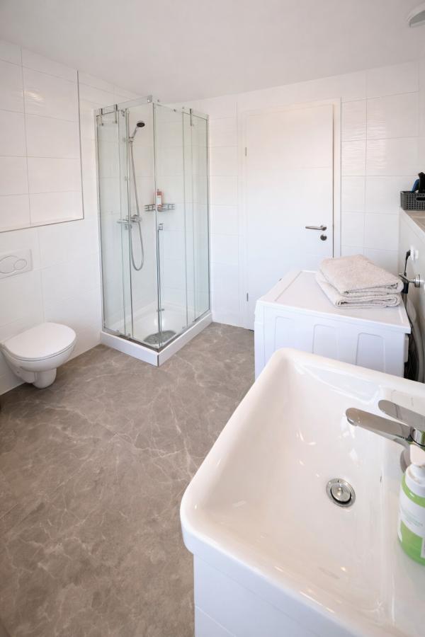 Badezimmer mit Dusche