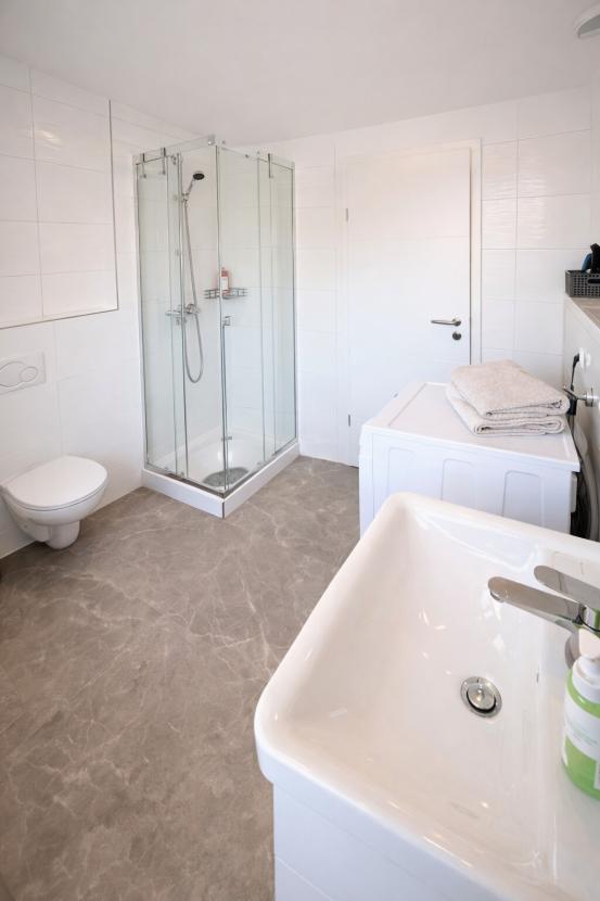 Badezimmer mit Dusche