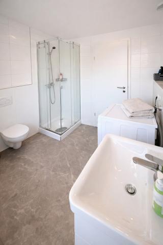 Badezimmer mit Dusche