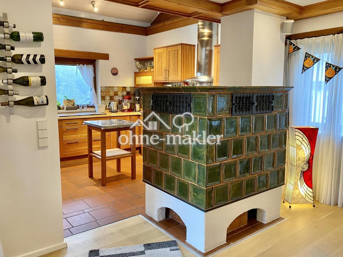 Kachelofen mit Blick zur Küche