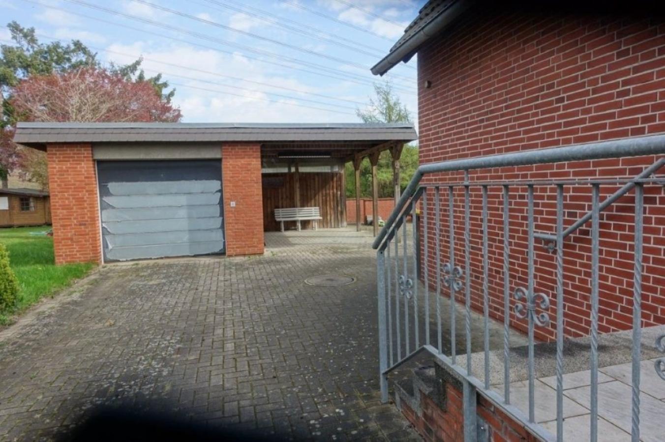 Einfahrt, Garage u Carport