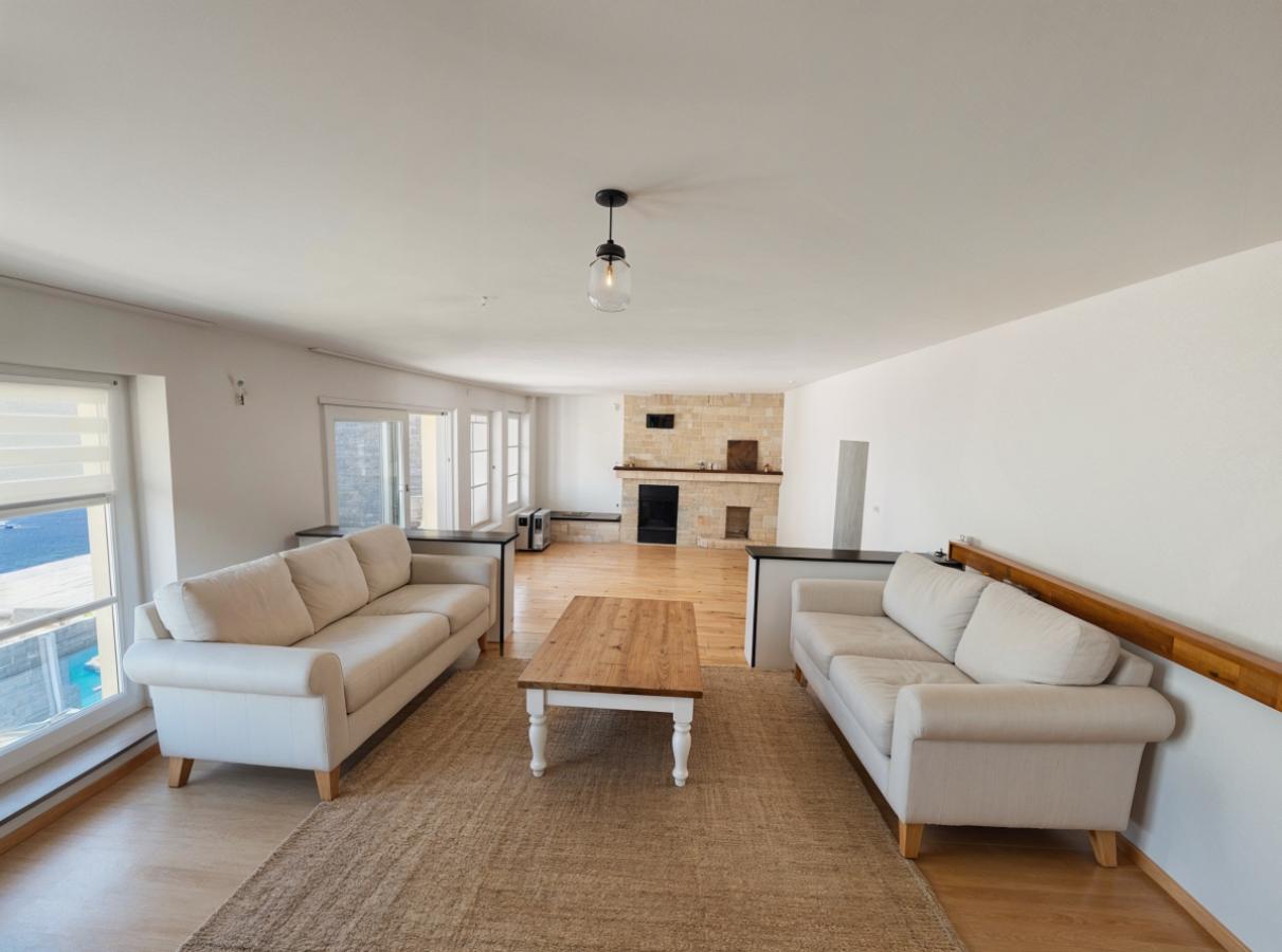 Wohnzimmer 2  mit Kamin staged
