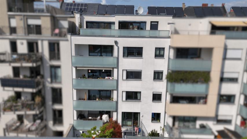 Hausansicht mit Solar für die Gemeinschaftsanlage