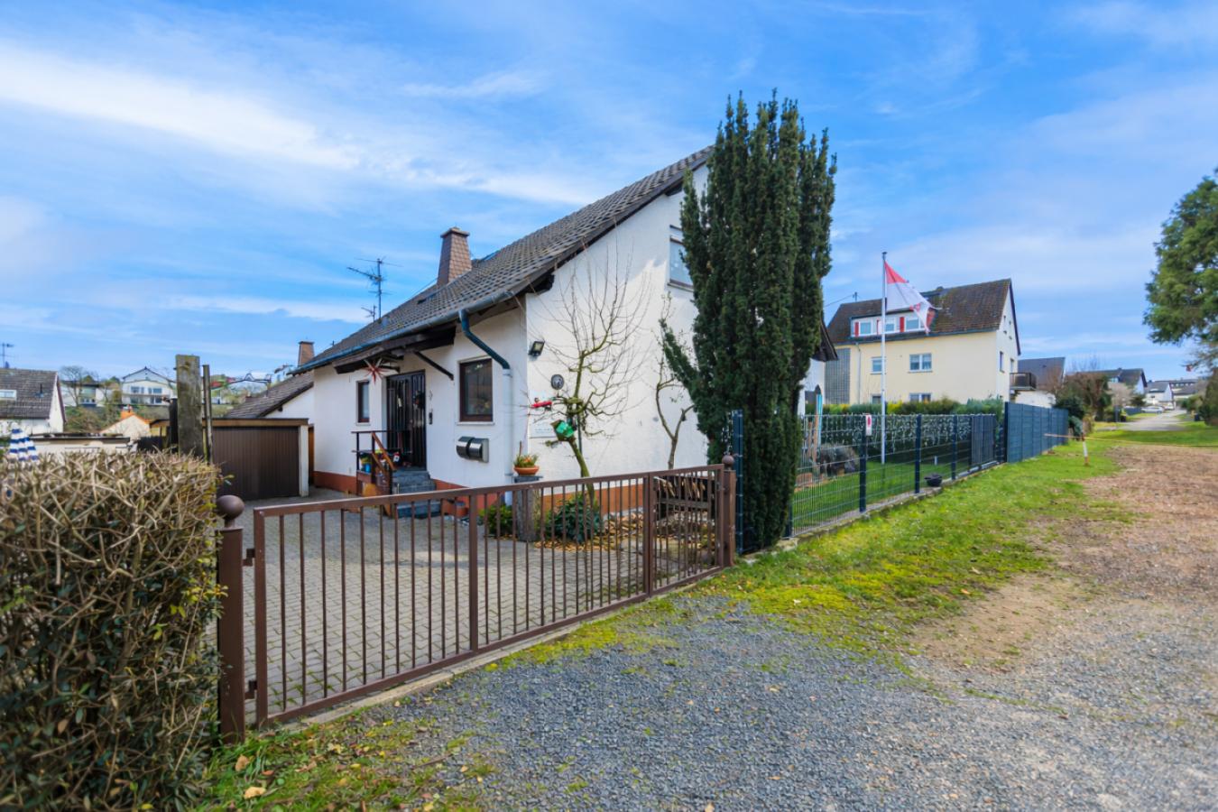Einfahrt und Garage
