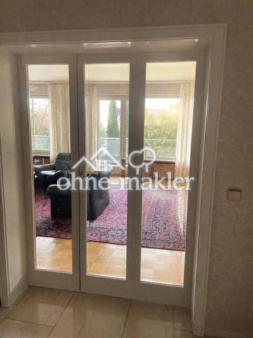 Blick v. Flur ins Wohnzimmer