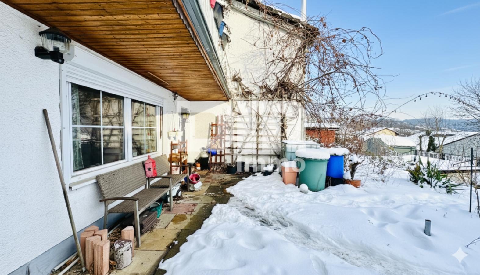 Souterrain / Haupteingang überdacht / Terrasse