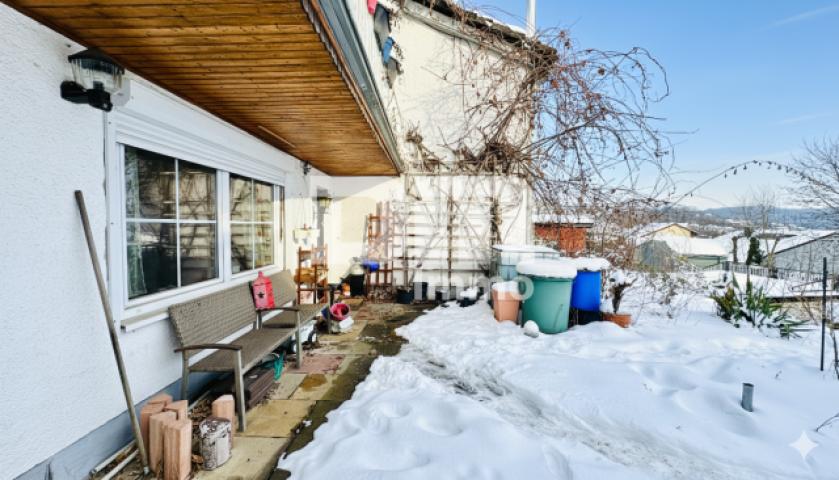 Souterrain / Haupteingang überdacht / Terrasse