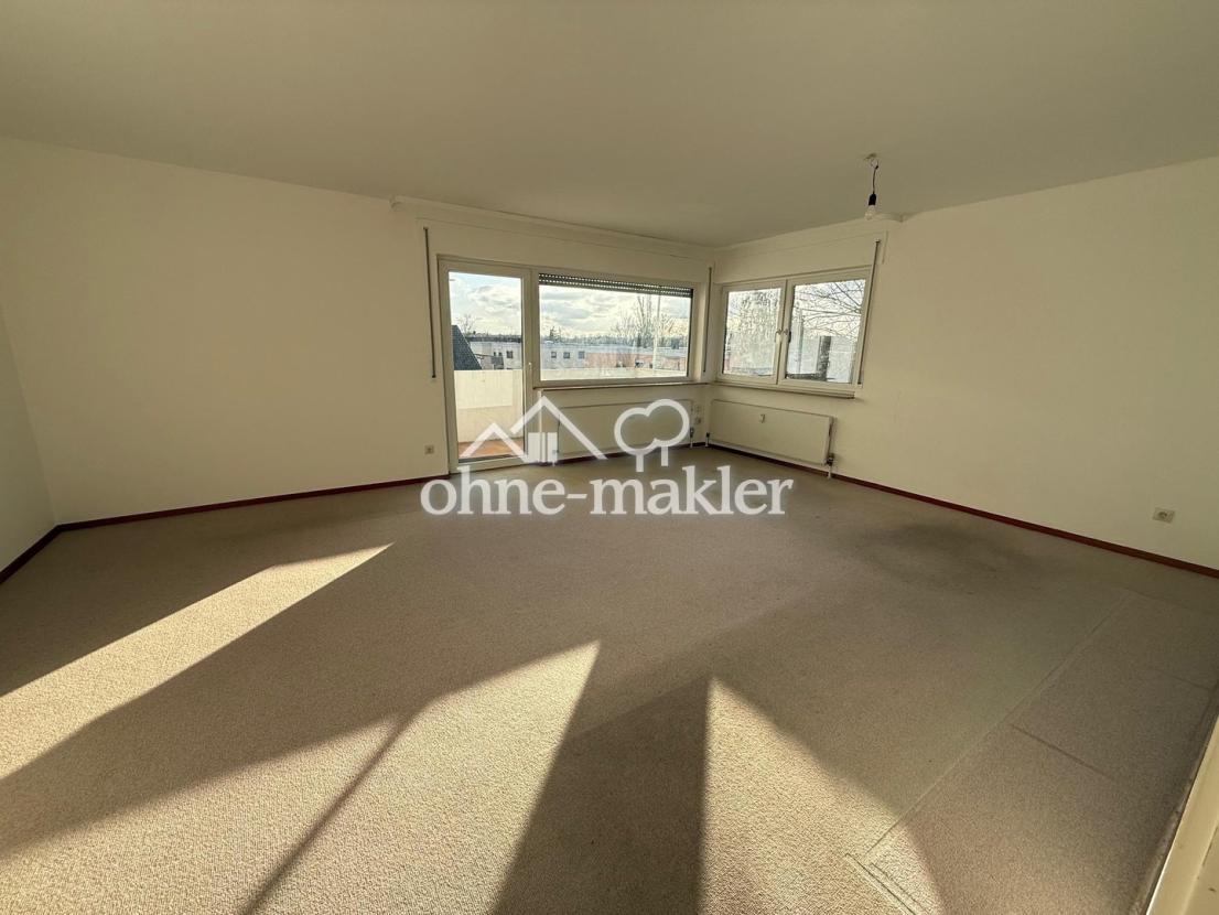 Wohnzimmer mit Balkon