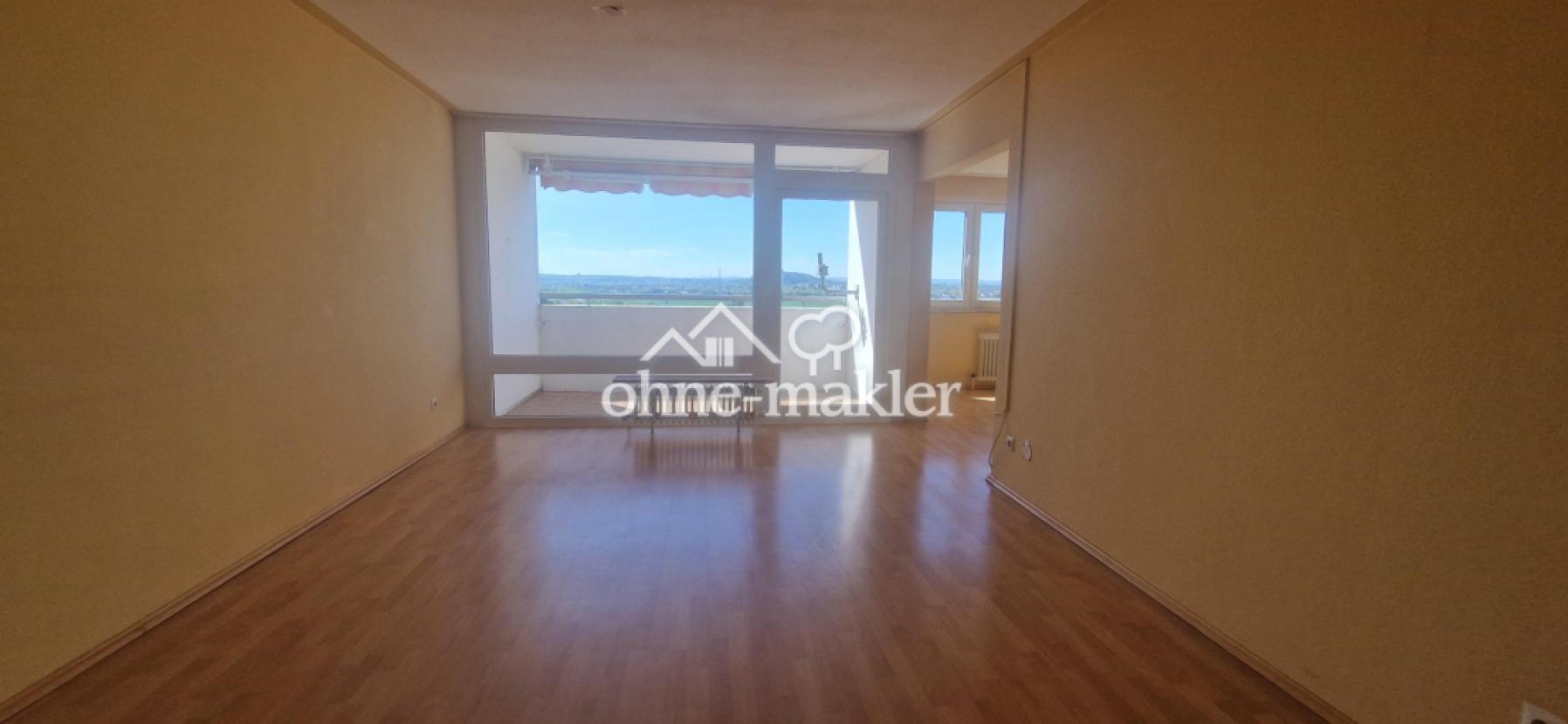 Wohnzimmer mit Balkon