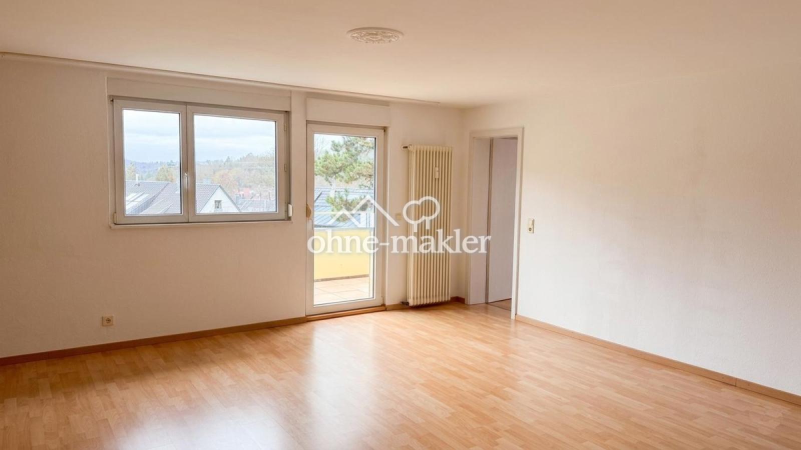 Helles Wohnzimmer mit Balkon