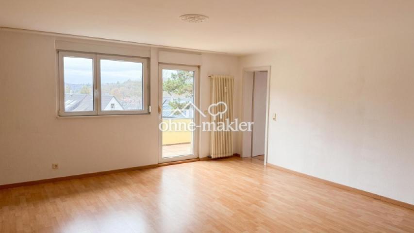 Helles Wohnzimmer mit Balkon