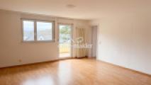 Helles Wohnzimmer mit Balkon
