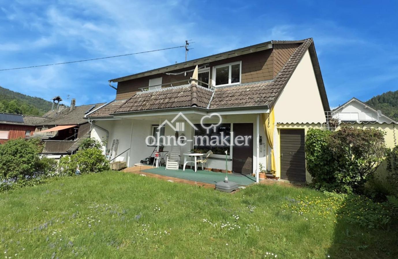 Haus mit Balkon und Terrasse