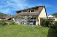 Haus mit Balkon und Terrasse