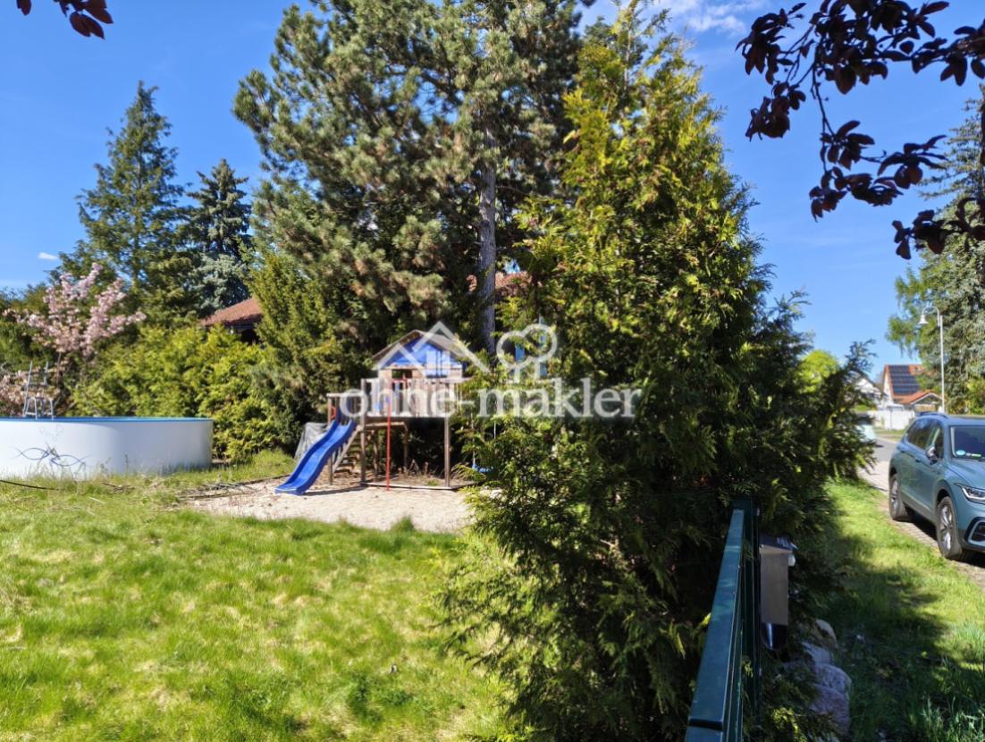 Blick entlang des Straßenzauns