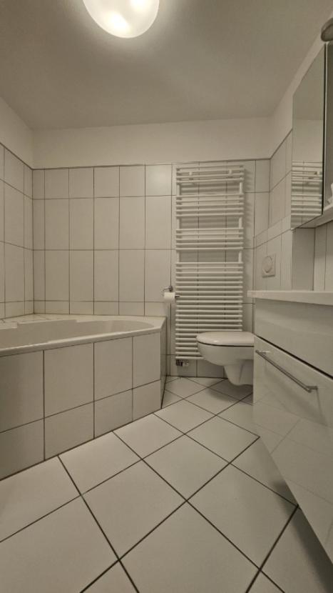 Badezimmer mit Wanne und Dusche