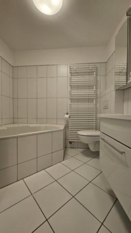 Badezimmer mit Wanne und Dusche