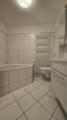 Badezimmer mit Wanne und Dusche