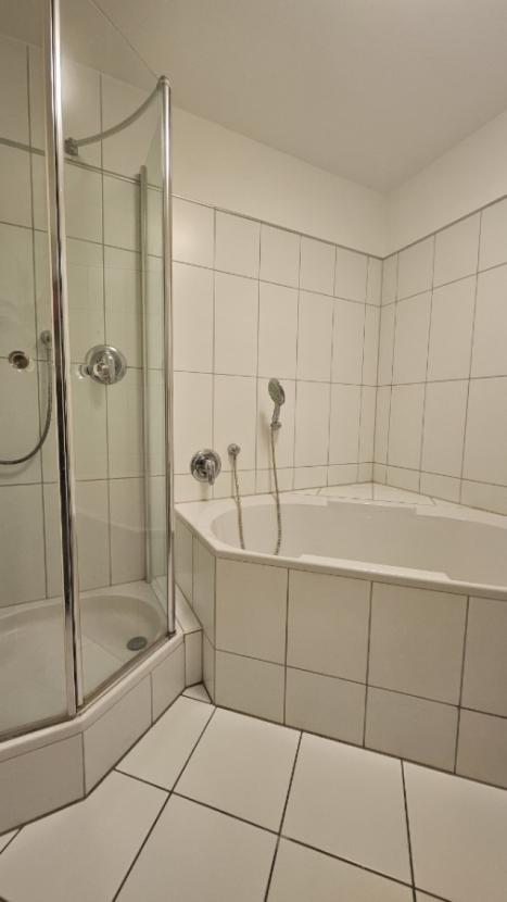Badezimmer mit Wanne und Dusche