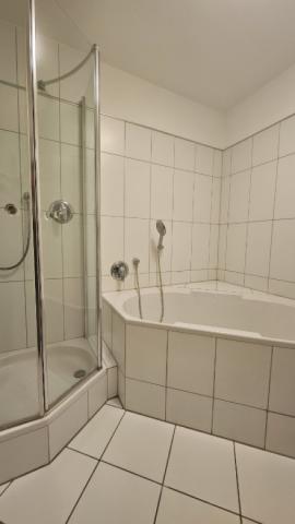 Badezimmer mit Wanne und Dusche