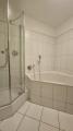Badezimmer mit Wanne und Dusche