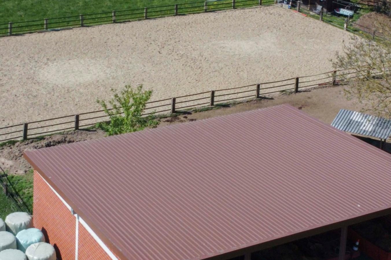 Reitplatz und Unterstand