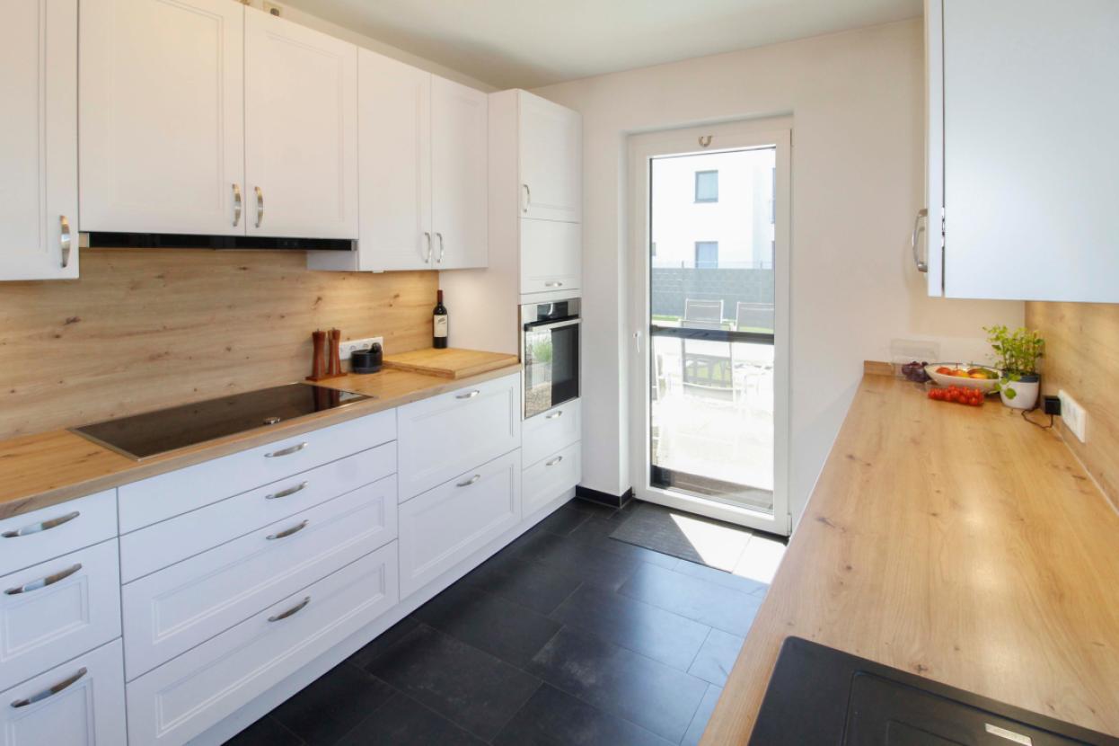 Küche mit Terrassenzugang