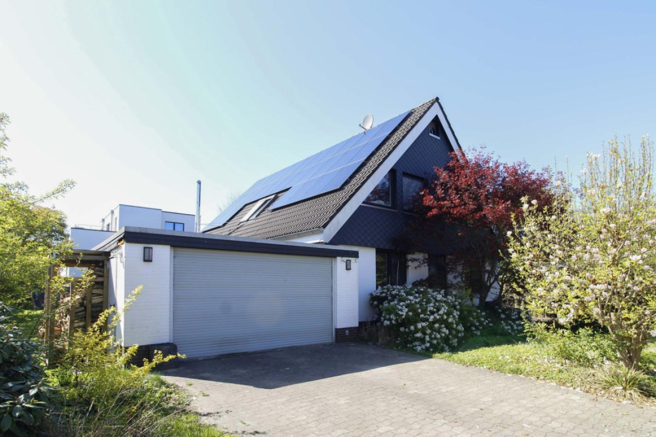 Straßenansicht mit Garage